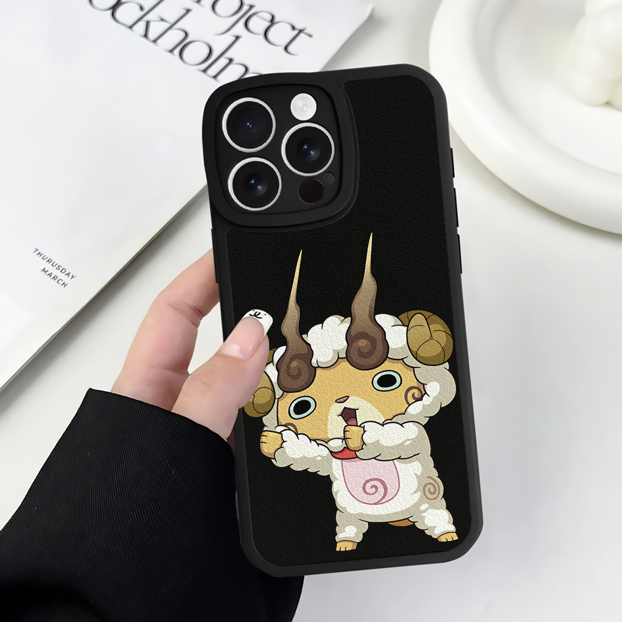 （画像用） 妖怪ウォッチ Yo-kai Watch 【iPhone 16シリーズ対応】シリコンスマホケース（レザー調） 材質：シリコン